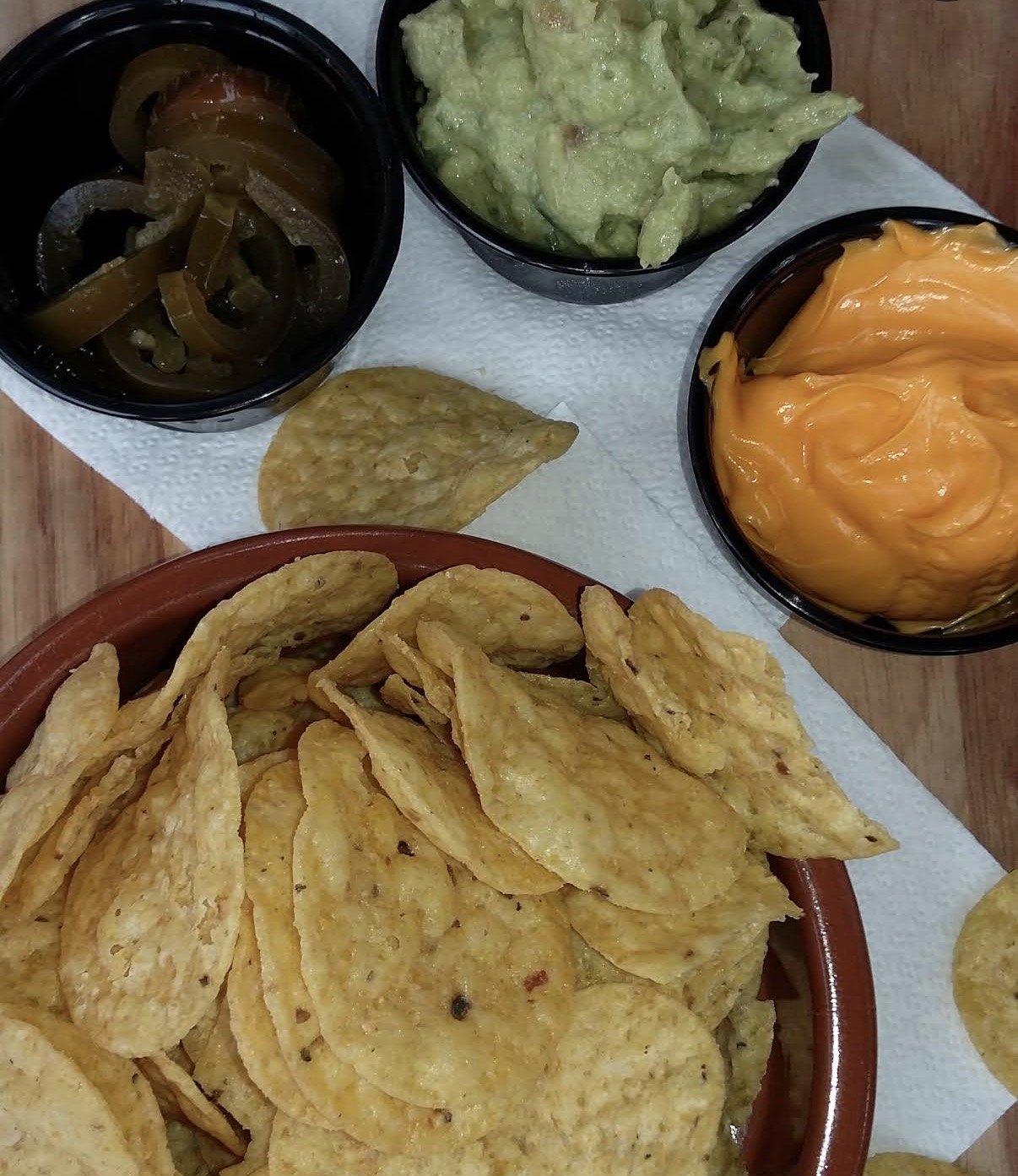 Nachos con guacamole, queso y jalapeños