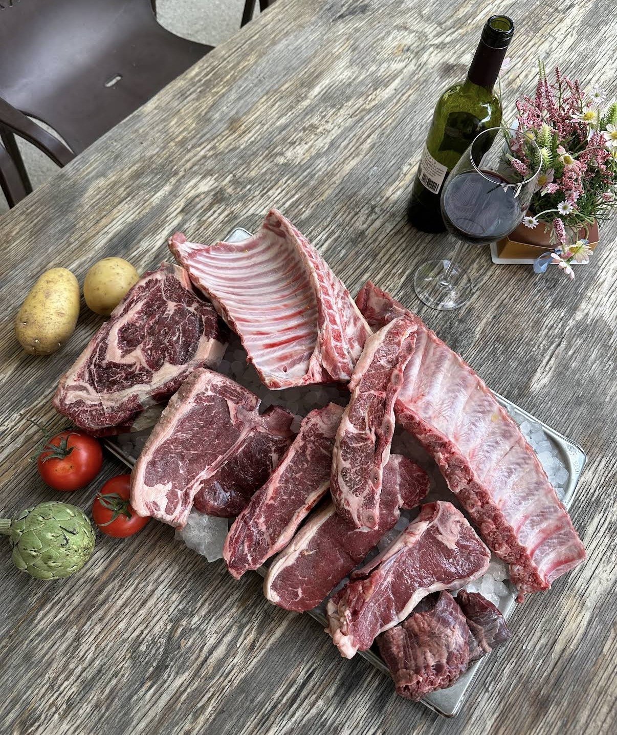 Carnes y verduras con una copa de vino en nuestra mesa