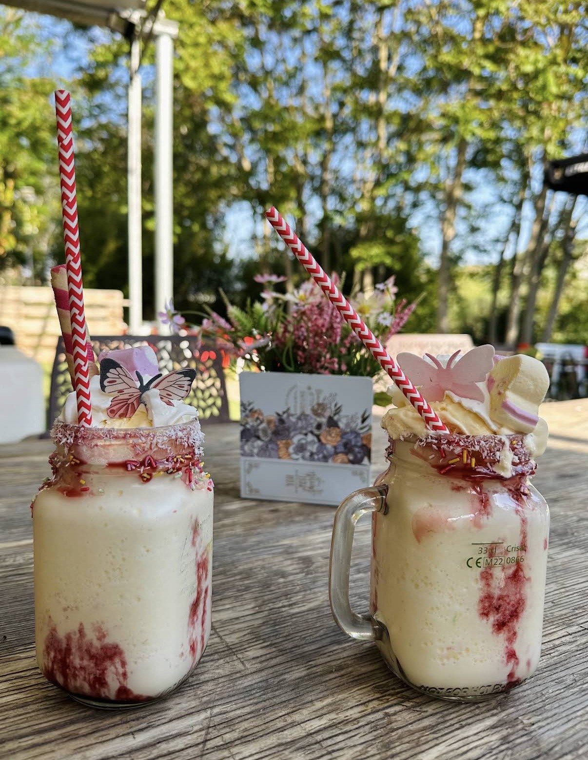 Dos bebidas dulces decoradas en la terraza