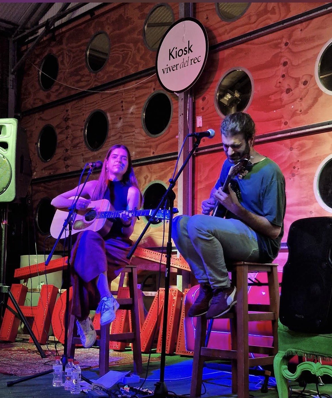 Dúo de guitarristas tocando en directo en KIOSC