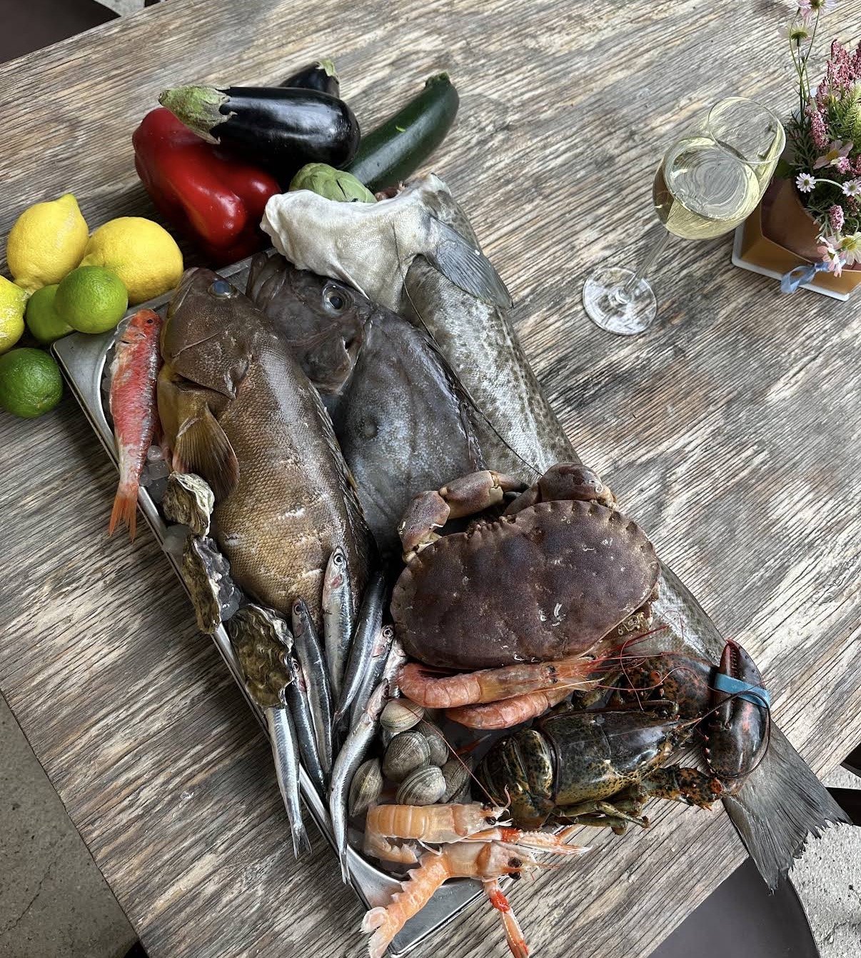 Pescados, marisco y verduras sobre nuestra mesa de madera