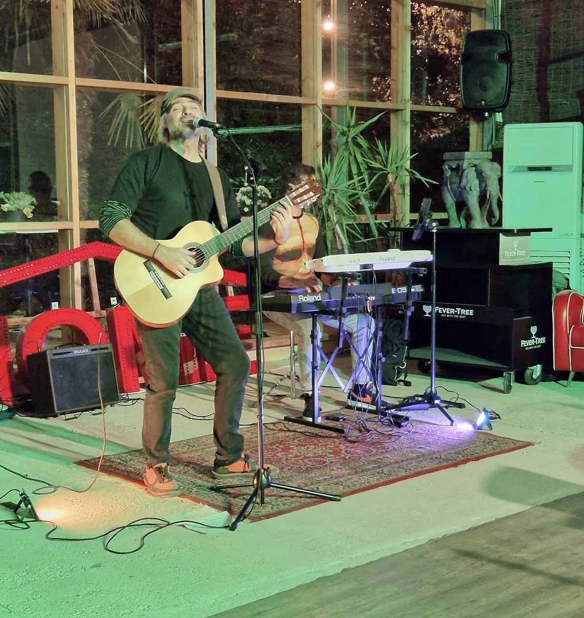 Cantante y teclista actuando en nuestro espacio
